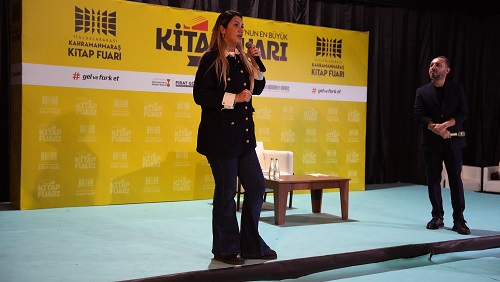 Fulya Öztürk ve Türker Akıncı Kitap Fuarında Sevenleriyle Buluştu